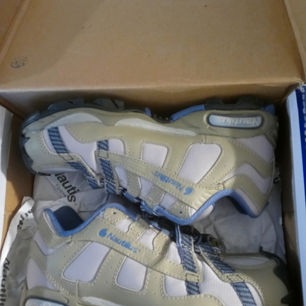 Mens steel toe never worn work shoes . nautilus